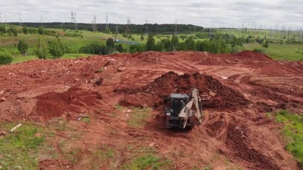 Grävare nära diket och arbetare grupp på byggarbetsplatsen — Stockvideo