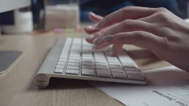 Kantoorpersoneel op draadloos toetsenbord aan tafel in de kamer — Stockvideo