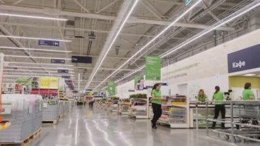 Raflar ve paletler arasında ev eşyalarıyla geçiş.