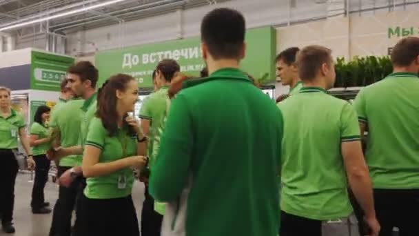 Equipe dos vendedores toma plantas potted no supermercado jardinando — Vídeo de Stock