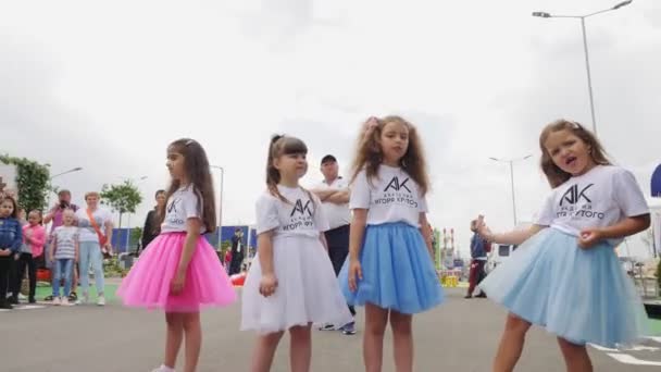 Roztomilé dívky v logu trička a sukně čekat na představení — Stock video