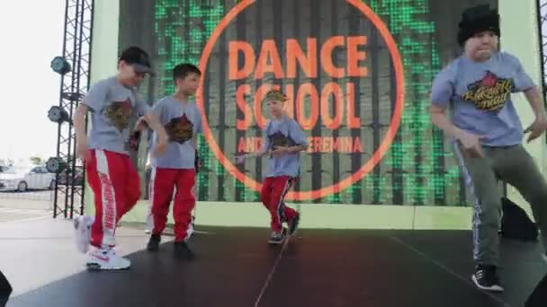 Meninos executar engraçado hip-hop dança no palco com tela — Vídeo de Stock