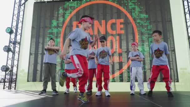 Crianças pequenas executar dança moderna engraçada no palco em concerto — Vídeo de Stock