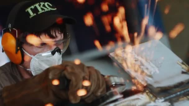 Logo kapağındaki işçiler makine aracıyla metal detayları öğütür — Stok video