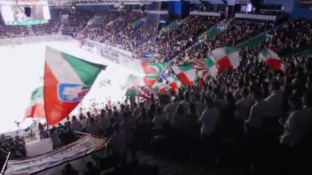 挥动着冰球队标志的旗帜和体育场里的人们 — 图库视频影像