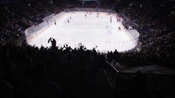 Silhouetten von Fans, die favorisierte Eishockeyspieler unterstützen — Stockvideo