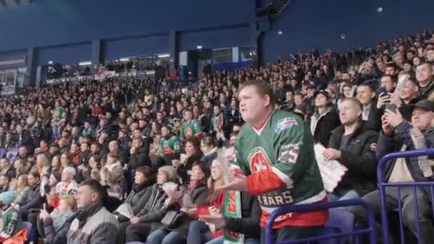 Hombre regordete emocional con aplausos relojes de hockey juego — Vídeo de stock