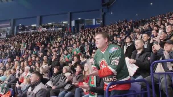 Emotionele mollige man met clapper horloges hockey wedstrijd — Stockvideo