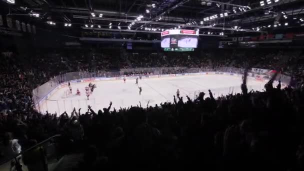 Silhouetten von Fans genießen Eishockeyspiel auf Zuschauerplätzen — Stockvideo