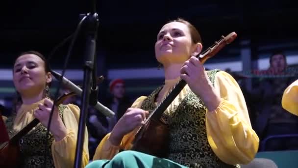 Женщины играют на традиционных музыкальных инструментах на ледовой арене — стоковое видео