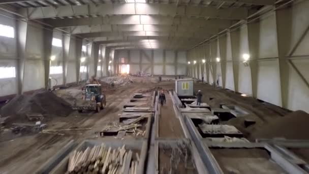 掘削機の労働者や材料とのワークショップの上の動き — ストック動画