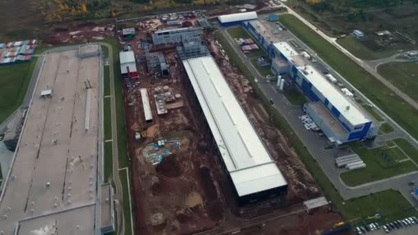 Lunghi edifici di officina e macchine in cantiere — Video Stock