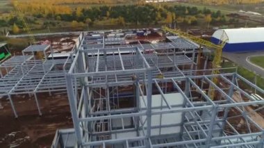 vinç insan kontrolü altında atölyeye panel kuruluyor