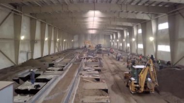 Kazı kazıcı üst görünümü ile atölye boyunca hareket