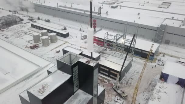 Plac budowy kompleksu produkcyjnego zimą i wiosną — Wideo stockowe