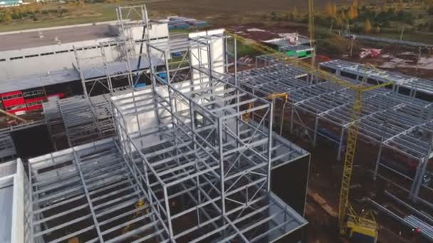 Carcaça de metal de oficinas de construção e guindaste torre amarela — Vídeo de Stock