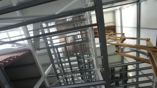 Werkplaats met metalen balken op plafond en oude vorkheftruck — Stockvideo