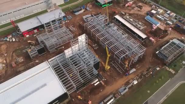 Rohbauten für Werkstätten und Kräne auf der Baustelle — Stockvideo