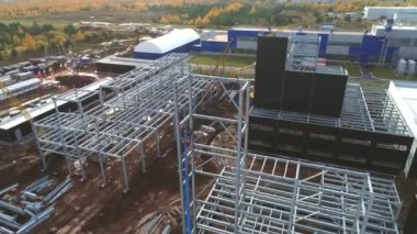 Atölye inşaatı için beşikteki işçiler metal iskeletin yanında.