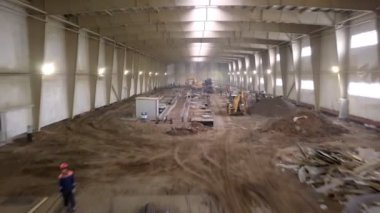 makine işçileri ve malzemelerle atölye üzerinde hareket