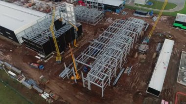 İnşaat alanındaki gelecekteki deponun metal leşi.