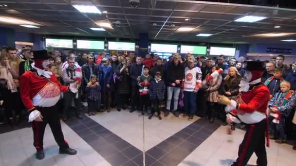 Roliga clowner jonglera stora stift underhållande publik i hallen — Stockvideo