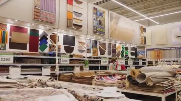 Rörelse längs hushållets stormarknad avdelning med mattor — Stockvideo