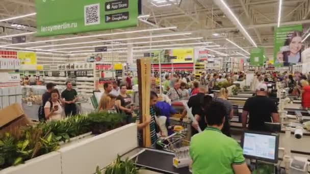Clientes cerca de mostradores de cajero con productos comprados en el hipermercado — Vídeos de Stock