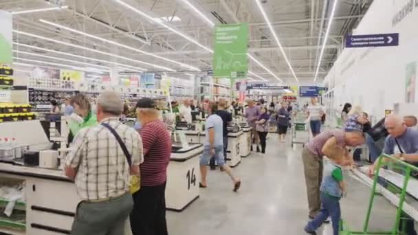 Zákazník platí pomocí terminálu na pokladní přepážce v hypermarketu — Stock video