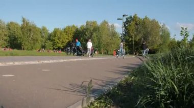 Yayalar ve şakacı çocuklar Yeşil Park 'ta vakit geçirirler