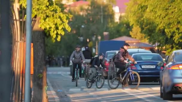 Mutter, Vater und Sohn fahren mit dem Fahrrad über Straße in der Stadt — Stockvideo