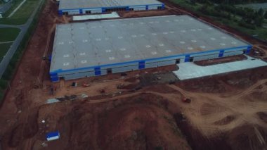 Ormana karşı büyük depolar ve bulutlu gökyüzü manzarası