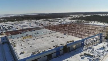 İnşaat alanında iskeletli ve düz çatılı bir depo.