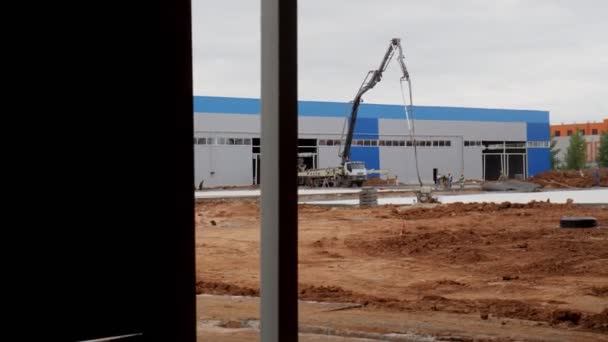 Gru camion lavora vicino futuro magazzino in cantiere — Video Stock