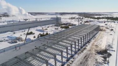 Gri metal iskelet karlı açık inşaat alanı havasında