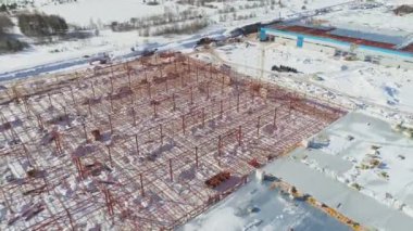 Kış mevsiminde karlı şantiyede atölye iskeleti.
