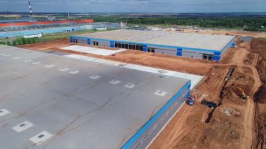 Fabrika şantiyesinde düz çatıları olan büyük atölyeler