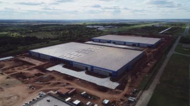 Üretim sahasında düz çatılı büyük binalar