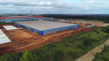 Büyük bir deposu olan üretim tesisi inşaatı