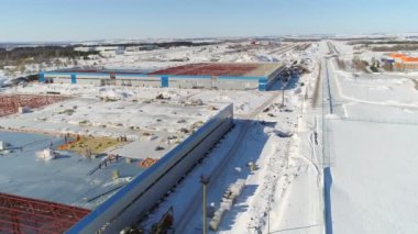 Kış mevsiminde karlı inşaat alanında bitmemiş binalar