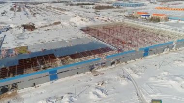 Karlı bölgede leşli depo ve bitmemiş çatı