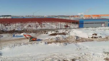 Kazıcılar, karlı şantiyede, kırmızı cesedin yanında çalışıyor.