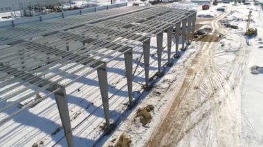 Karlı fabrikadaki müstakbel depo binasının iskeleti.