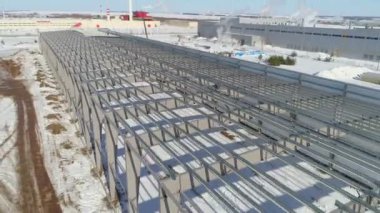 Karlı bölgede atölye iskeleti ve inşaat makineleri