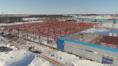 karlı şantiyedeki iskelet ve inşaat makineleri