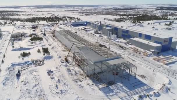 Camion gru lavora vicino edificio officina il giorno d'inverno — Video Stock