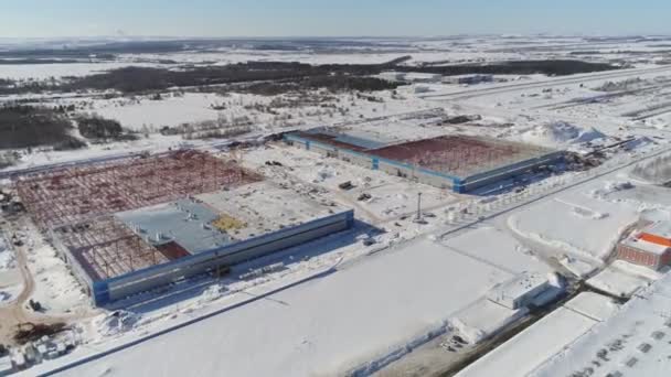 Enormes edificios con cadáveres en el sitio de construcción nevado — Vídeo de stock