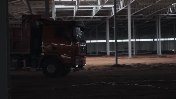 Silueta de la conducción de camiones a lo largo de almacén sin terminar — Vídeos de Stock