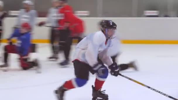Geschoolde speler schaatst snel langs de ijsbaan aan te vallen poort — Stockvideo