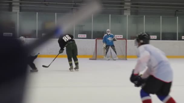 Команда хокеїстів на рівномірних ковзанках на легких ковзанках. — стокове відео